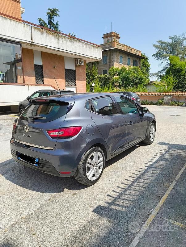 Usado Renault Clio IV 73 CV (53 kW) 2018 Gris Utilitario