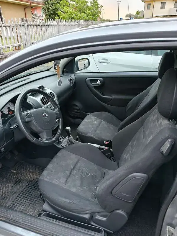 Usata Opel Corsa 90 CV (66 kW) 2006 Grigio Utilitaria