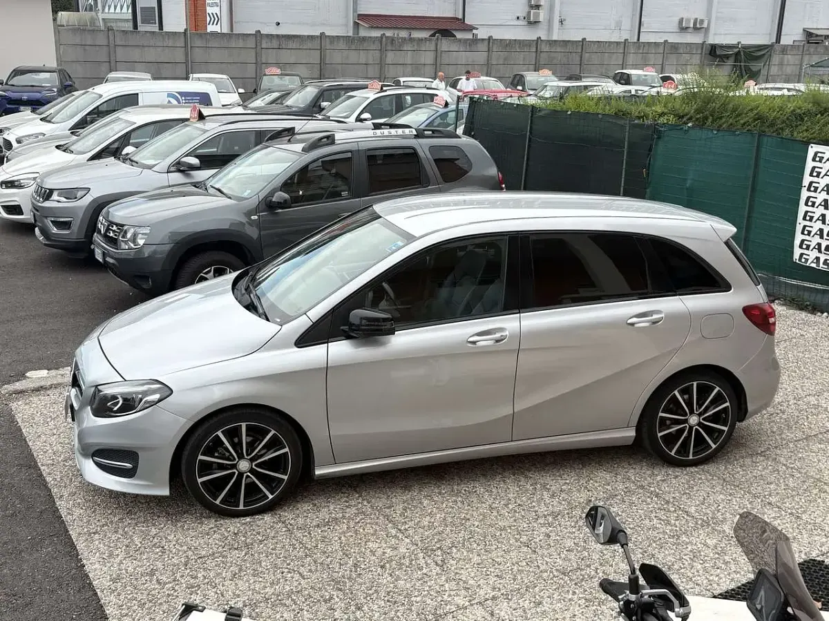 Usata Mercedes B180 109 CV (80 kW) 2016 Argento Utilitaria