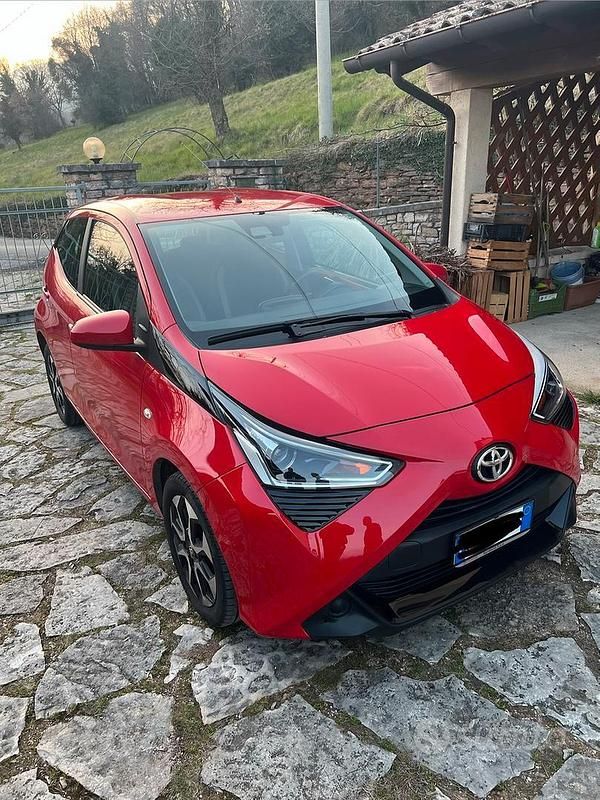 Usata Toyota Aygo 72 CV (52 kW) 2019 Rosso Utilitaria