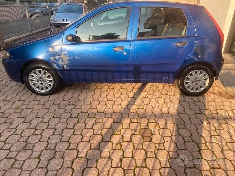 Usato 2001 Fiat Punto 1.2 Benzin 60 CV (1.999 €)