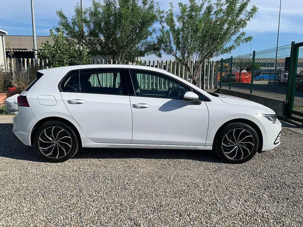 Usata VW Golf VIII Life 110 CV (80 kW) 2022 Bianco Berlina