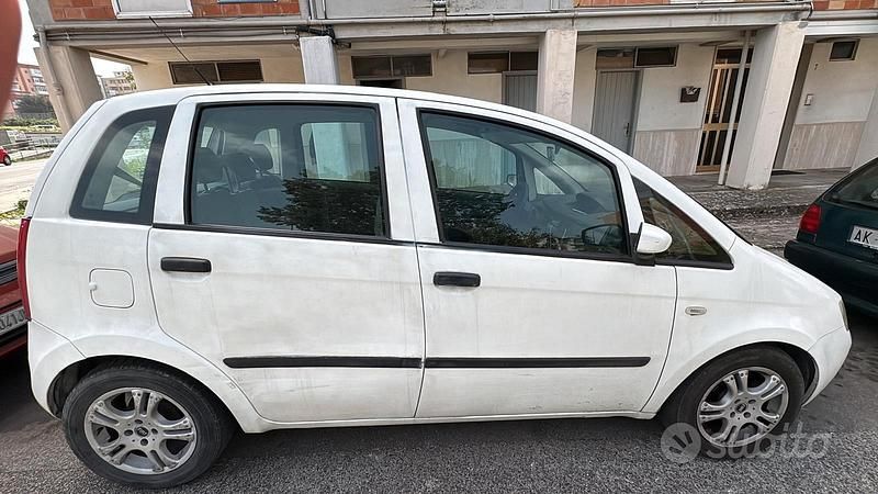 Usata Fiat Idea 69 CV (50 kW) 2005 Bianco Monovolume