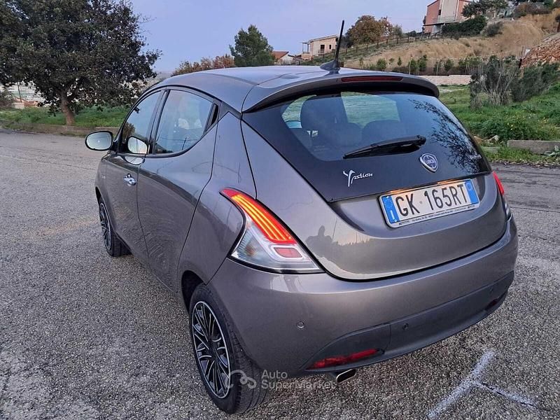 Usata Lancia Ypsilon Gold 69 CV (50 kW) 2022 Grigio pietra metallizzato Utilitaria