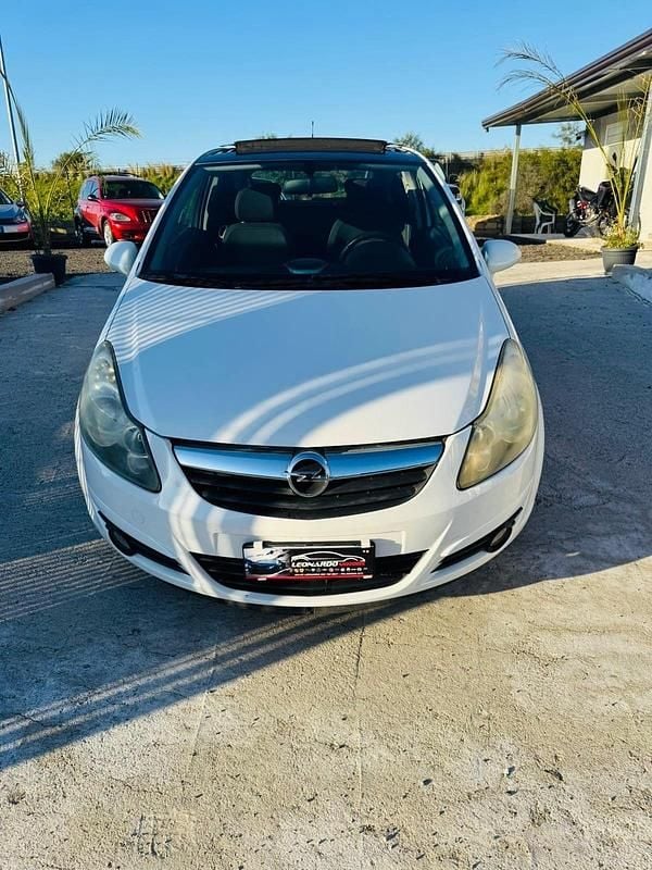 Usata Opel Corsa Enjoy 90 CV (66 kW) 2009 Bianco Utilitaria