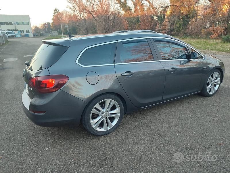 Usata Opel Astra Cosmo 180 CV (132 kW) 2011 Grigio Station wagon