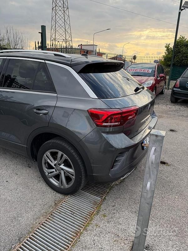 Usata VW T-Roc R-line 149 CV (109 kW) 2022 Grigio SUV