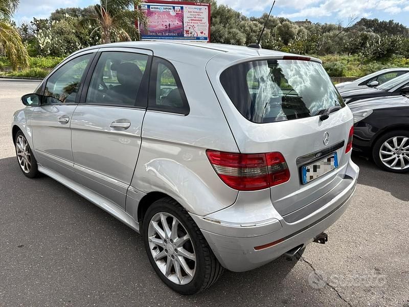 Usata Mercedes B200 Premium 135 CV (99 kW) 2013 Grigio Monovolume