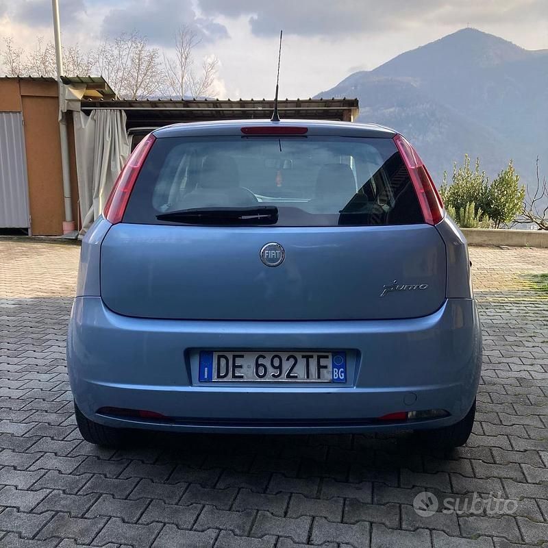 Usata Fiat Grande Punto Dynamic 77 CV (56 kW) 2007 Blu Utilitaria