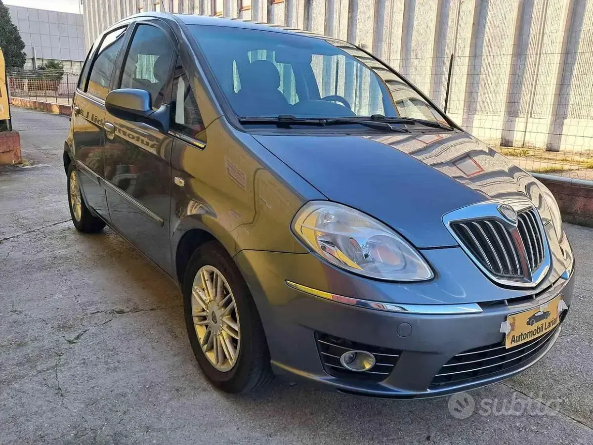 Usado Lancia Musa 95 CV (69 kW) 2010 Gris Monovolumen