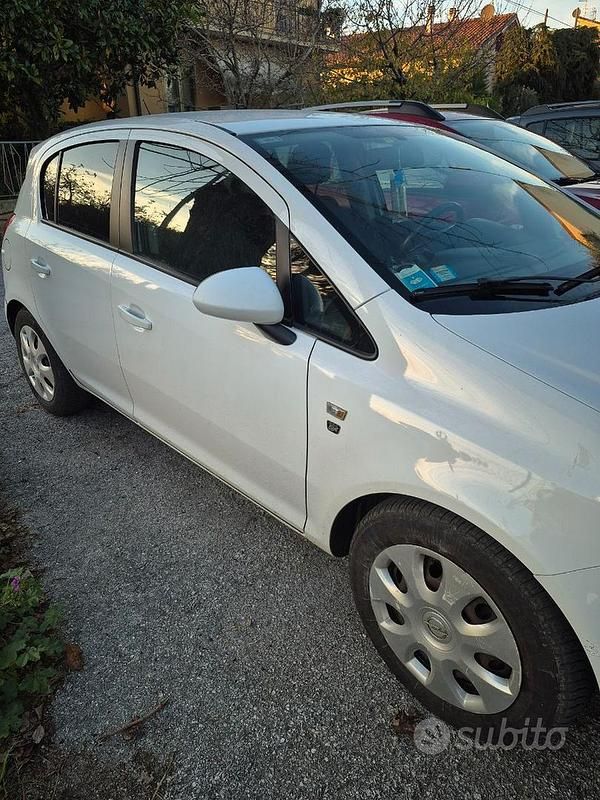 Usata Opel Corsa Edition 95 CV (69 kW) 2010 Bianco Berlina
