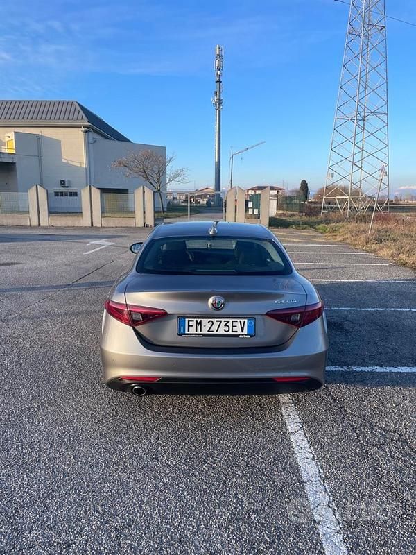 Usata Alfa Romeo Giulia Business 150 CV (110 kW) 2017 Grigio Berlina
