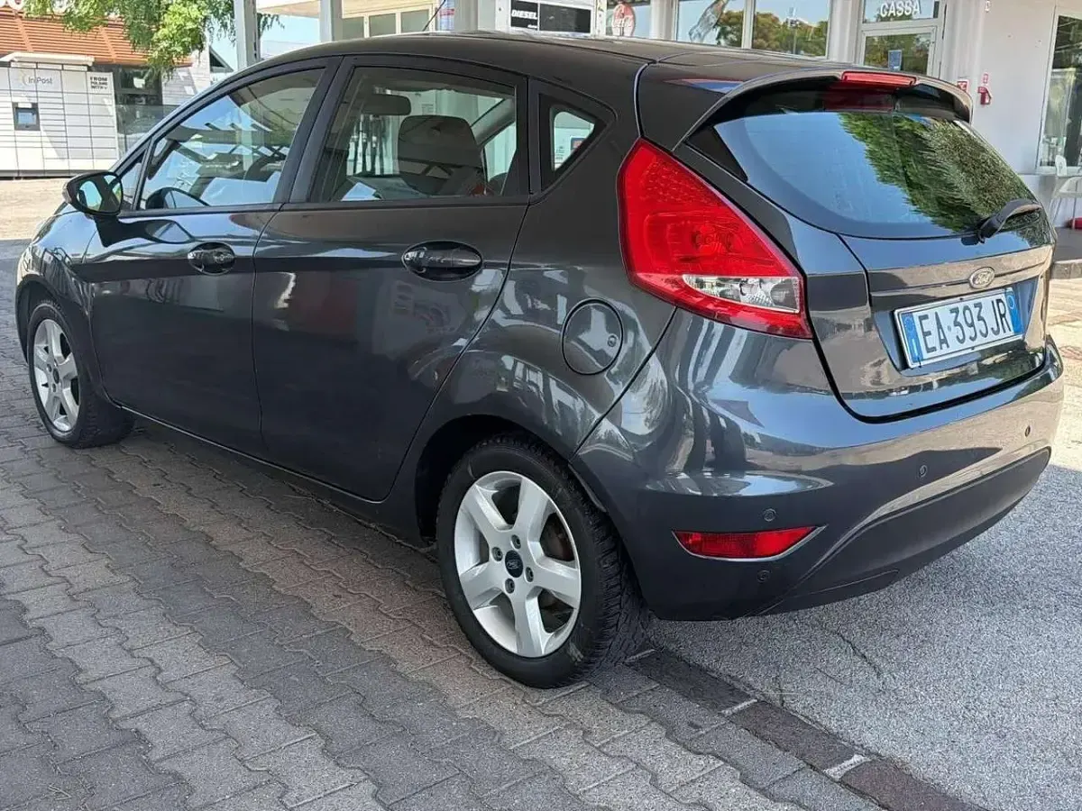 Usata Ford Fiesta Titanium 95 CV (69 kW) 2010 Blu Berlina
