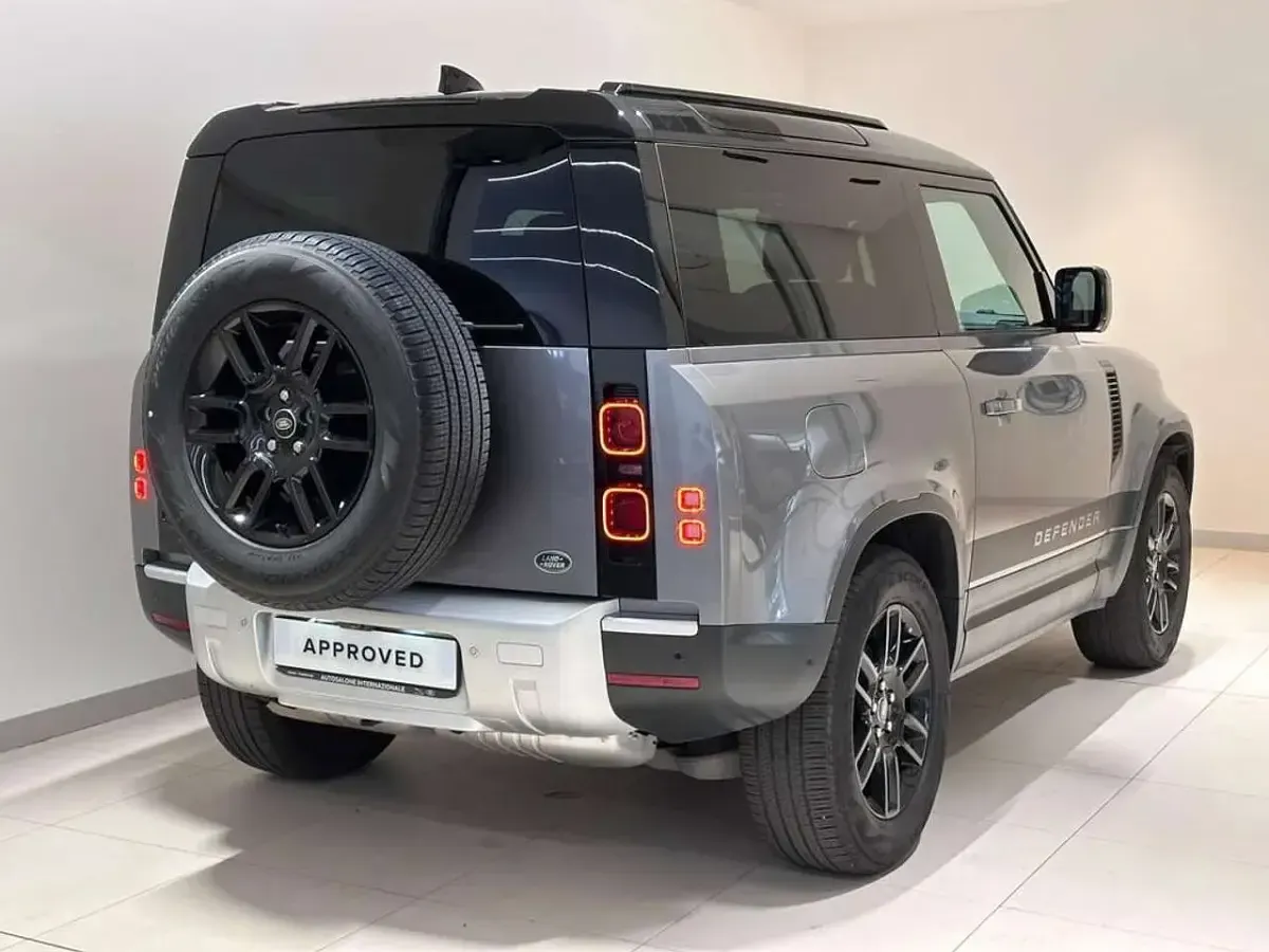 Usata Land Rover Defender SE 200 CV (147 kW) 2023 Eiger grey SUV