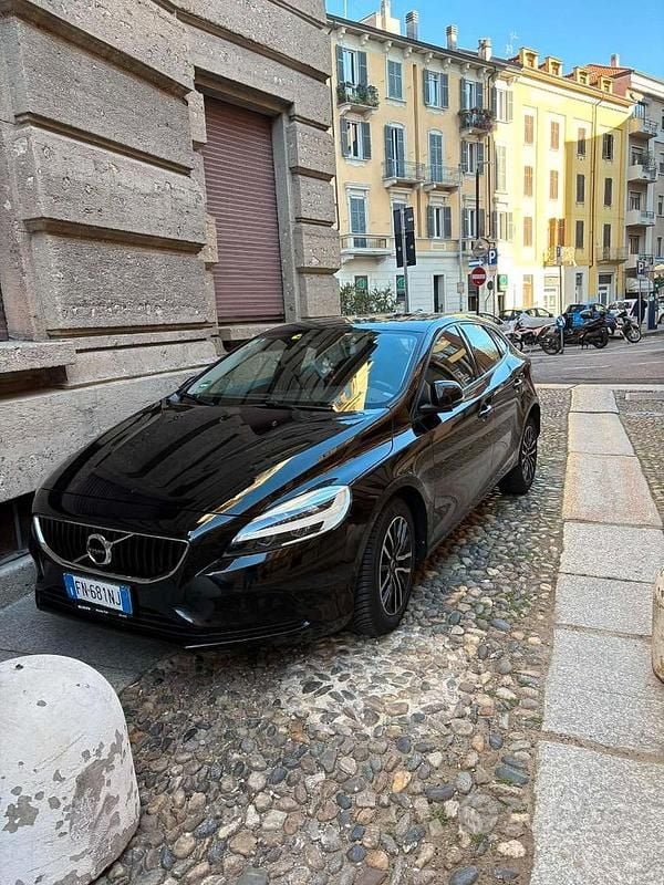 Nero Usata 2018 Volvo V40 Tre volumi | 12.500 € (Buon prezzo) - Immagine 1/4