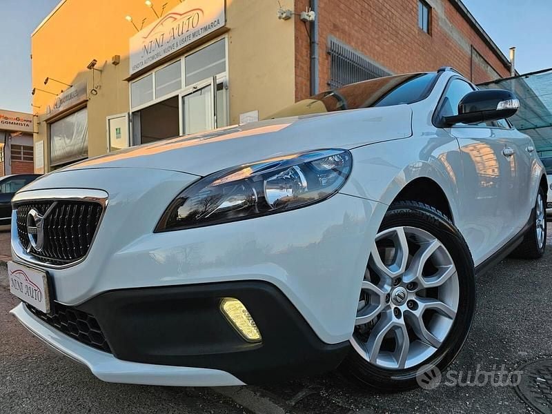 Usata Volvo V40 CC Momentum 120 CV (88 kW) 2017 Bianco Station wagon