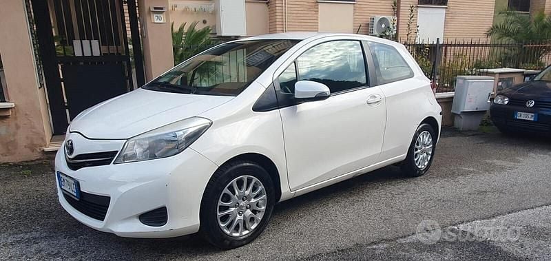 Usata Toyota Yaris Lounge 70 CV (51 kW) 2013 Bianco Berlina
