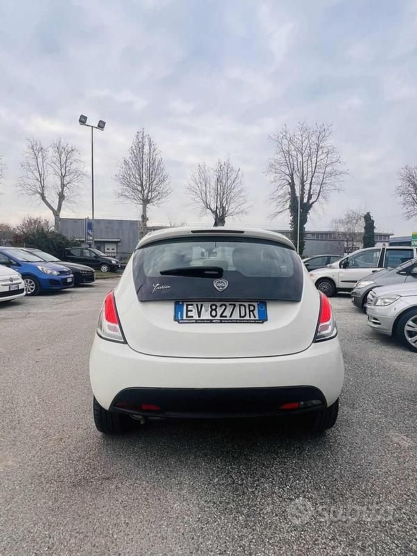 Usata Lancia Ypsilon Gold 69 CV (50 kW) 2014 Bianco Utilitaria