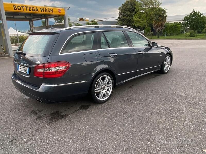 Usata Mercedes E350 Avantgarde 231 CV (169 kW) 2011 Blu Station wagon