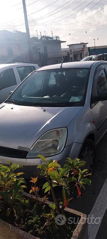 Usata Ford Fiesta Ambiente 75 CV (55 kW) 2004 Grigio Berlina
