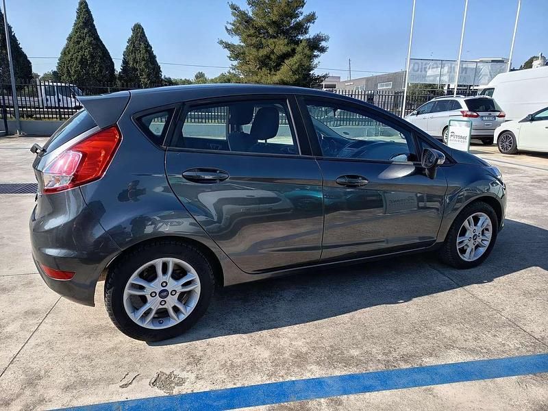 Usata Ford Fiesta 75 CV (55 kW) 2016 Grigio Berlina