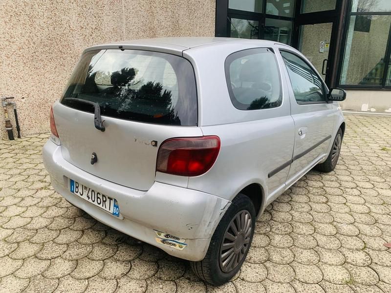 Usata Toyota Yaris 68 CV (50 kW) 2000 Argento Utilitaria