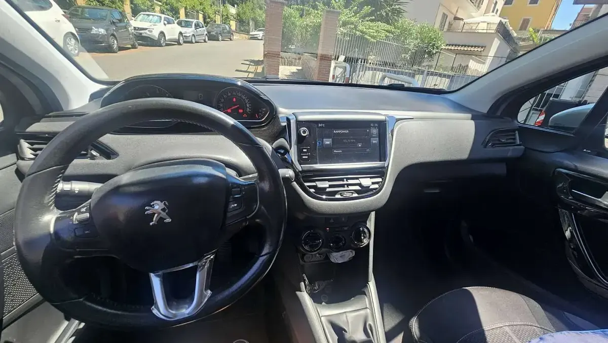 Usata Peugeot 208 Active 68 CV (50 kW) 2015 Argento Utilitaria