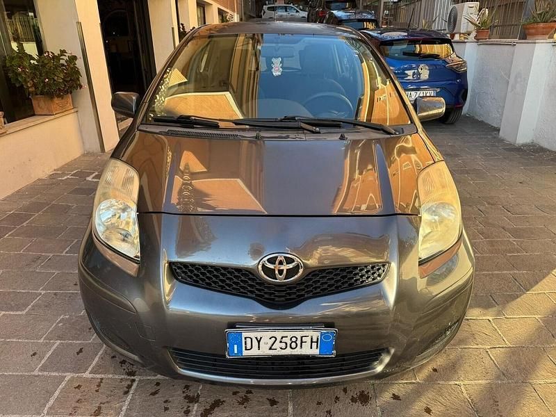 Usata Toyota Yaris Sol 101 CV (74 kW) 2009 Grigio Berlina