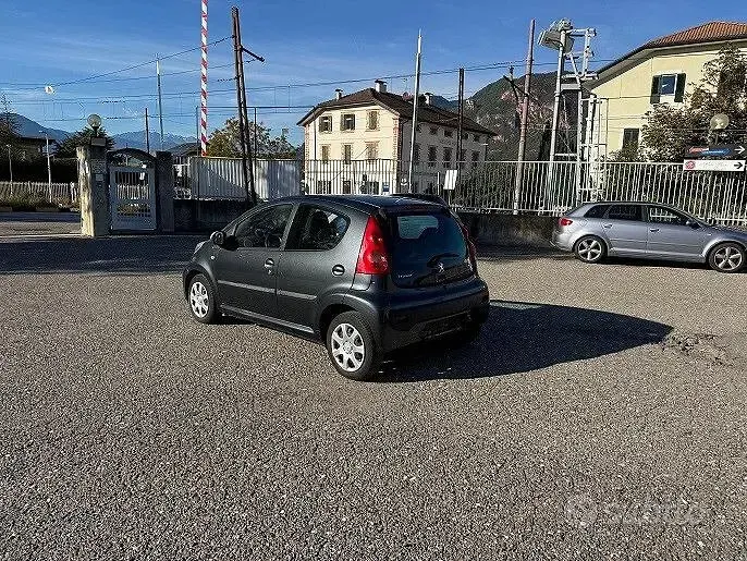 Usata Peugeot 107 Allure 68 CV (50 kW) 2011 Nero Utilitaria