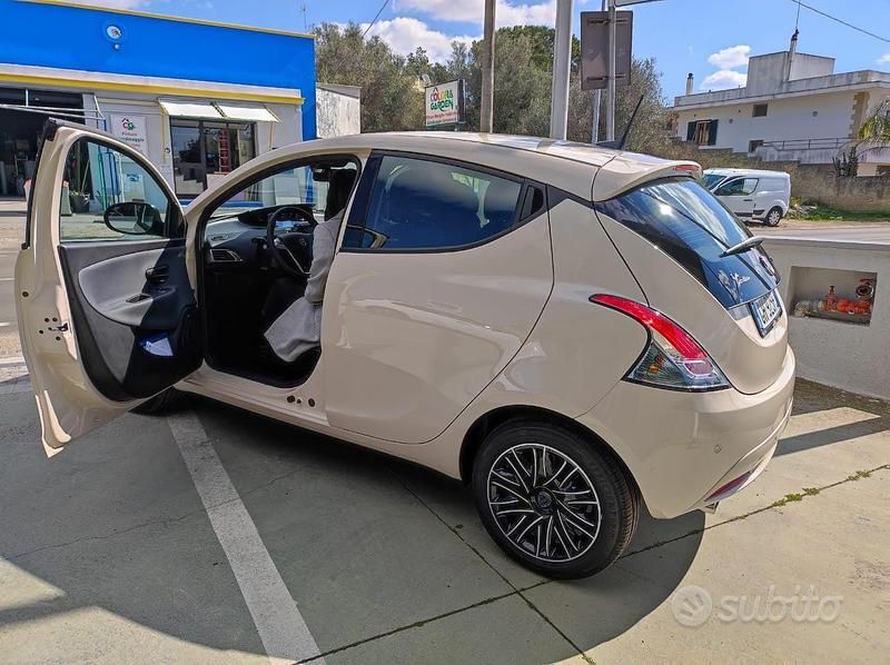 Usata Lancia Ypsilon Gold 69 CV (50 kW) 2022 Oro Utilitaria