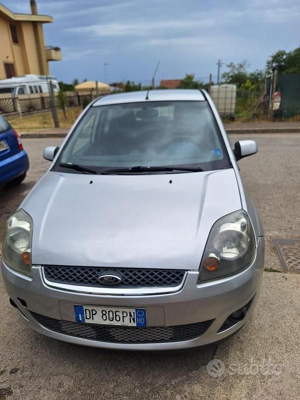 Grigio Usata 2008 Ford Fiesta Due volumi | 4000 € (Molto cara) - Immagine 1/4