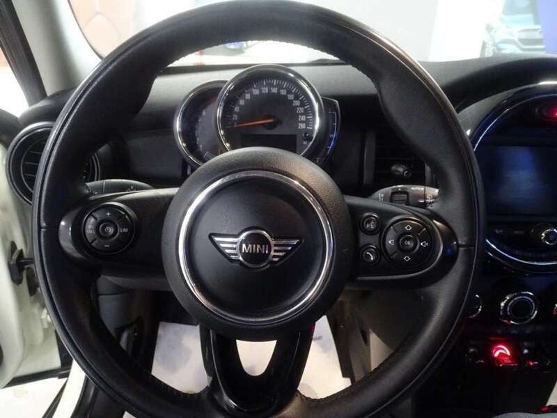 Begagnad Mini ONE 102 HK (75 kW) 2018 Vit Halvkombi