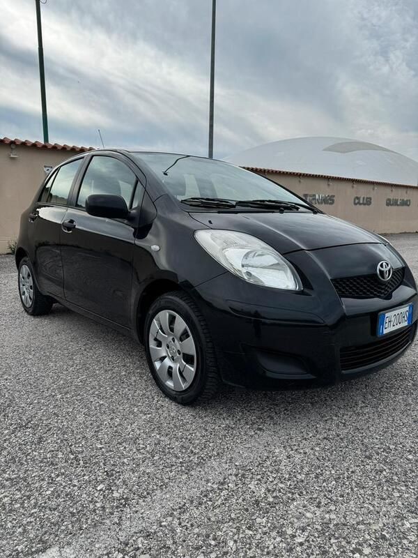 Usata 2011 Toyota Yaris Due volumi | 2999 € (Ottimo prezzo) - Immagine 1/4