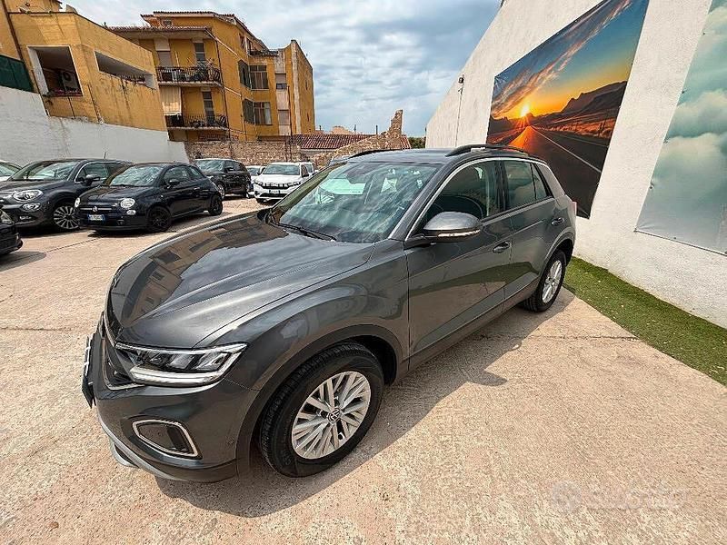 Grigio(met.) Usata 2023 VW T-Roc Life SUV | 17.999 € (Super prezzo) - Immagine 1/4