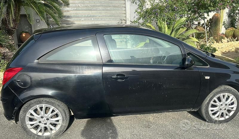Usata Opel Corsa 90 CV (66 kW) 2009 Nero Utilitaria
