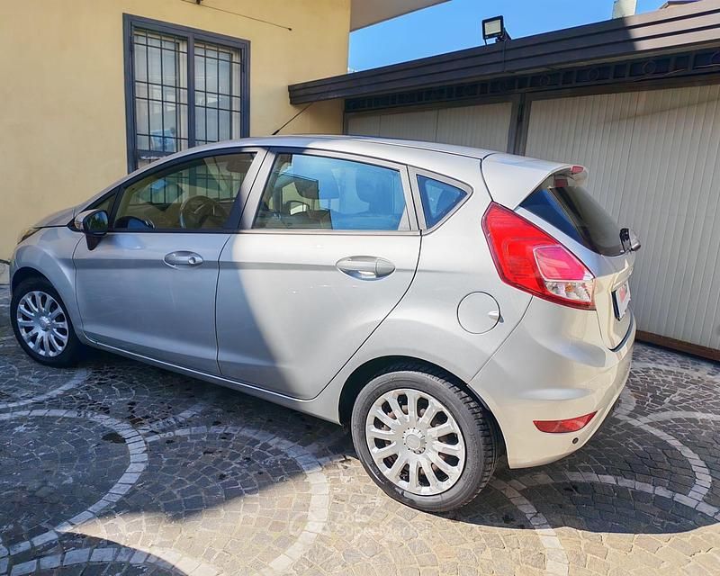 Usado Ford Fiesta Business Edition 75 HP (55 kW) 2013 Cinzento Citadino