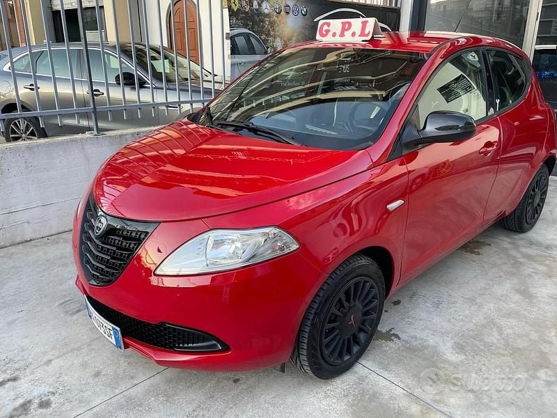 Usata Lancia Ypsilon 69 CV (50 kW) 2015 Rosso Utilitaria
