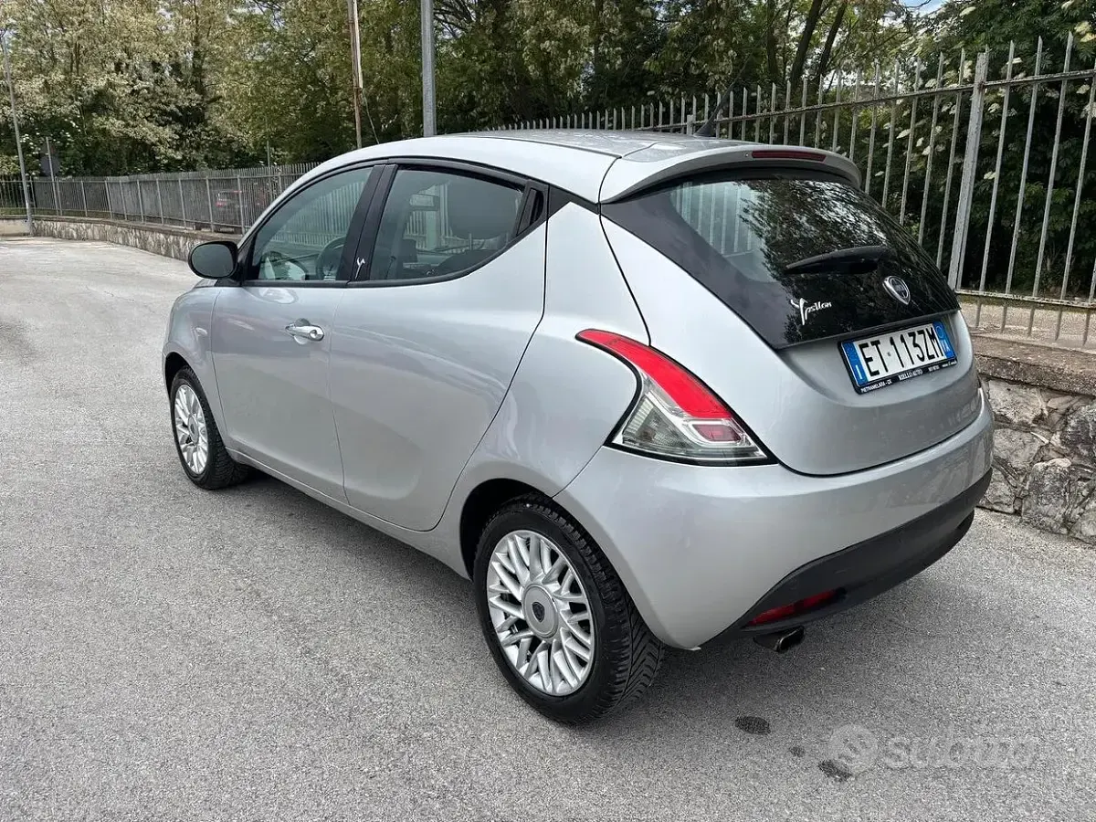 Usata Lancia Ypsilon 85 CV (62 kW) 2014 Grigio Utilitaria