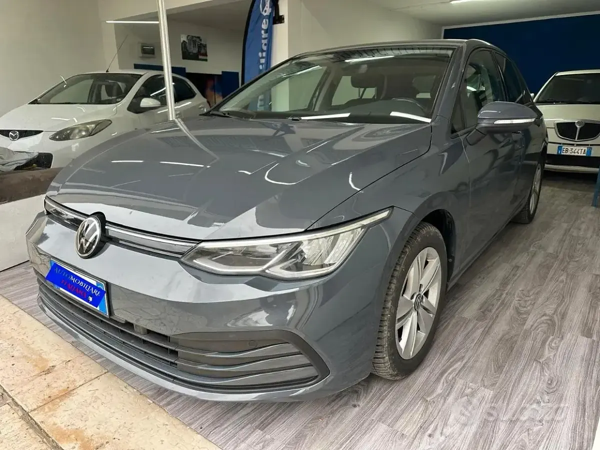 Usata VW Golf VIII Life 110 CV (80 kW) 2021 Grigio Berlina