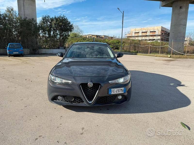 Usata Alfa Romeo Giulia Super 150 CV (110 kW) 2016 Grigio Berlina