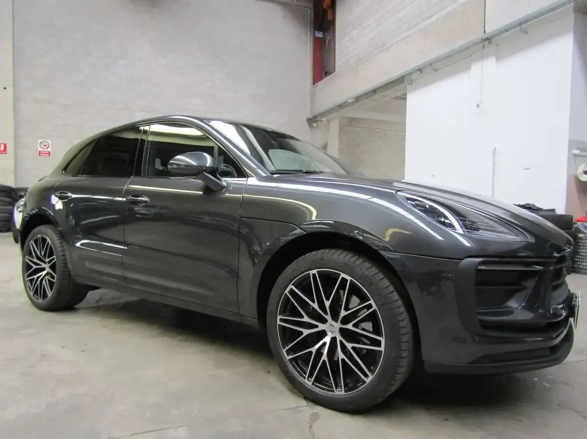 Usata Porsche Macan 265 CV (194 kW) 2023 Volcano grey metallic SUV