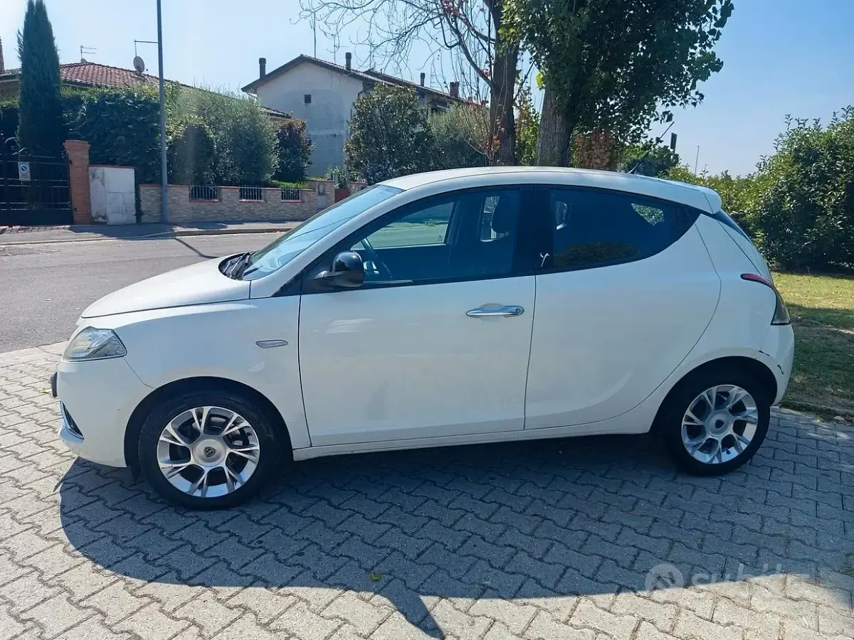 Usata Lancia Ypsilon Gold 69 CV (50 kW) 2016 Bianco Utilitaria