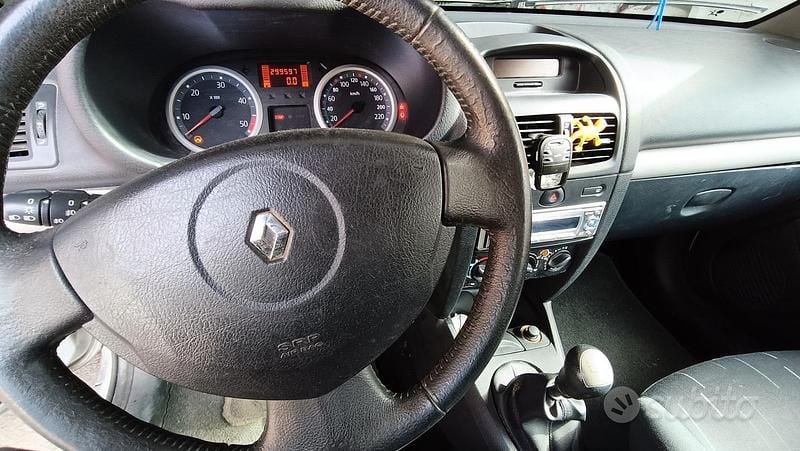 Usata Renault Clio II Dynamique 82 CV (60 kW) 2005 Grigio Utilitaria
