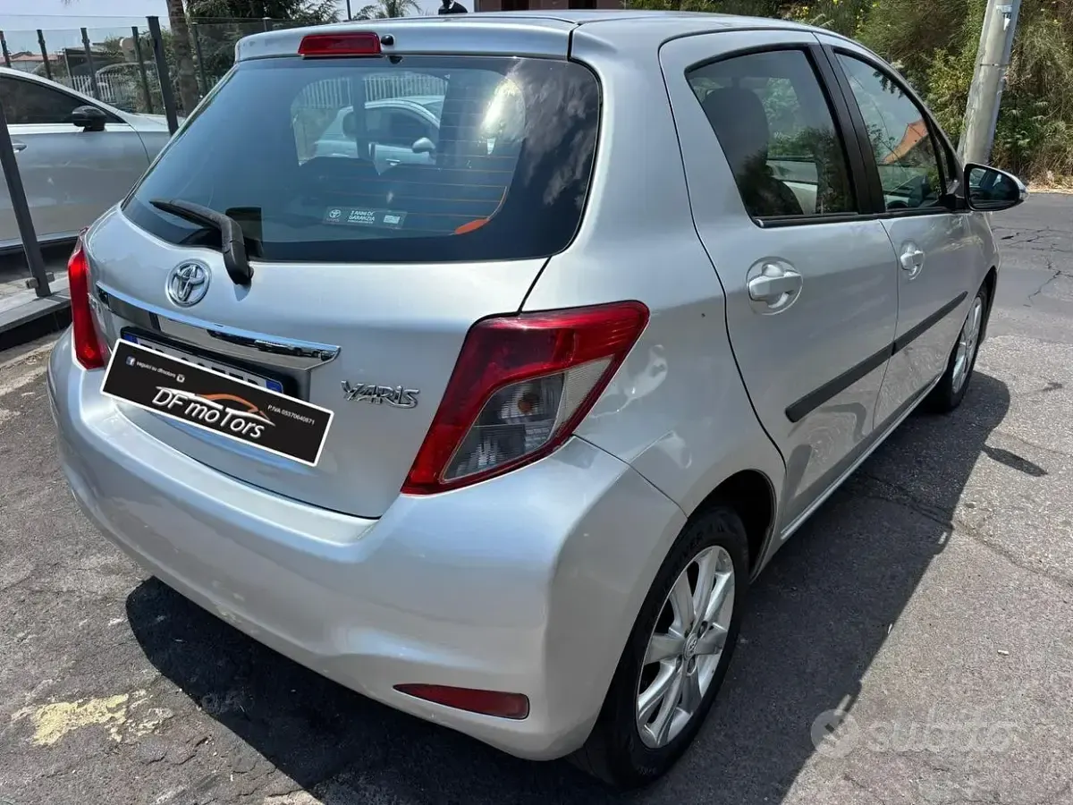 Usata Toyota Yaris Lounge 90 CV (66 kW) 2012 Grigio Utilitaria