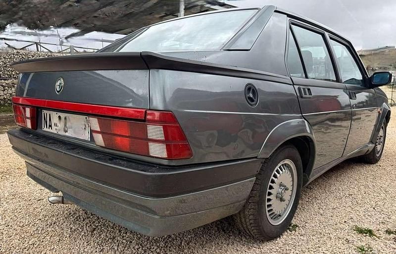 Usata Alfa Romeo 75 110 CV (80 kW) 1989 Grigio Berlina