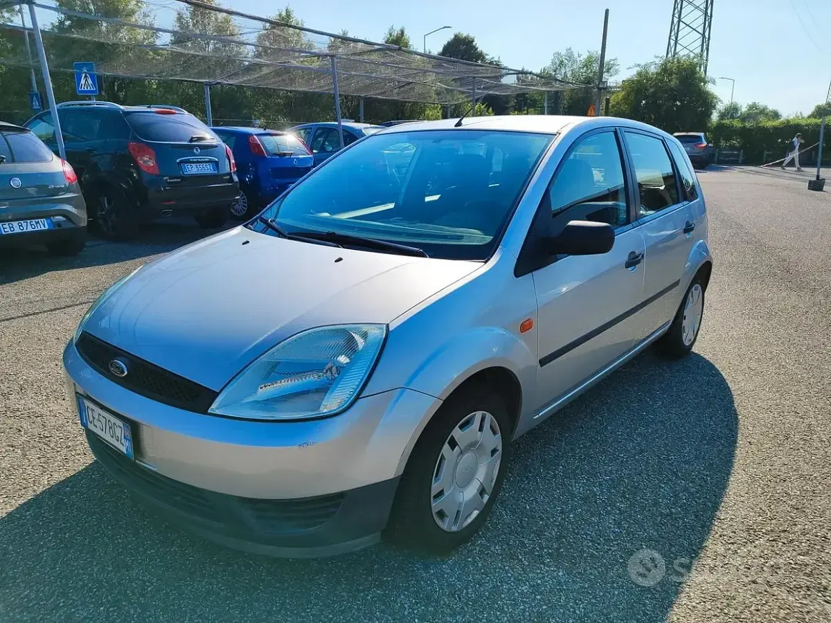 Usata Ford Fiesta Zetec 75 CV (55 kW) 2004 Grigio Utilitaria