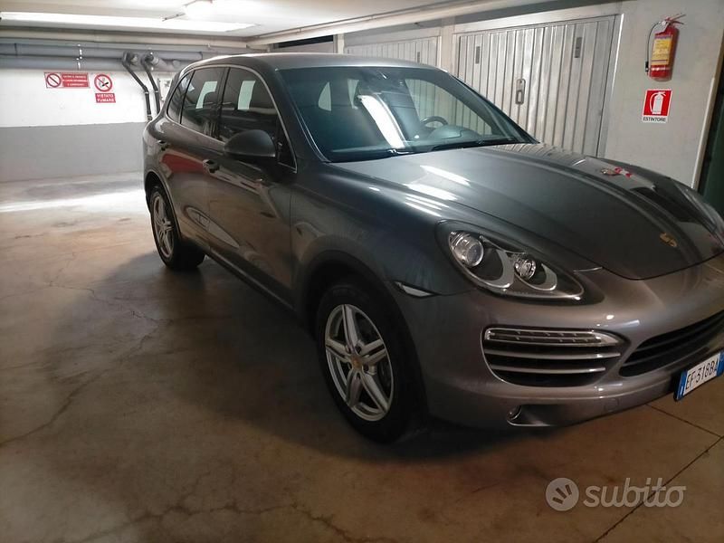 Usata Porsche Cayenne 240 CV (176 kW) 2010 Grigio SUV
