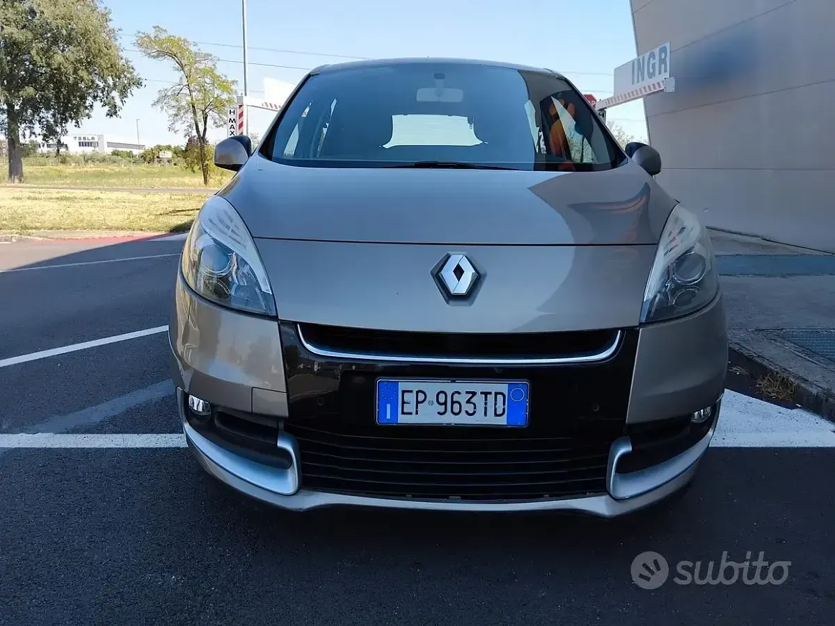 Usata Renault Scénic III 110 CV (80 kW) 2013 Marrone Berlina
