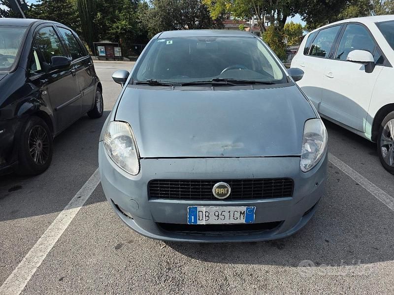 Grigio Usata 2006 Fiat Grande Punto Utilitaria | 1200 € (Super prezzo) - Immagine 1/4