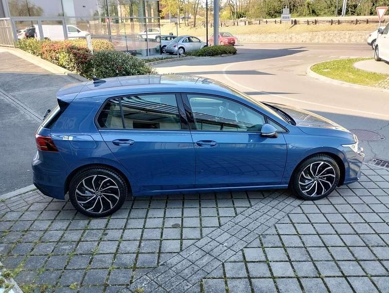 Usata VW Golf VIII Life 116 CV (85 kW) 2025 Anemone blau met. Berlina